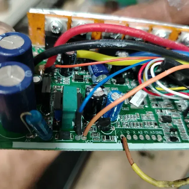 Un primer plano de una placa base con muchos cables y condensadores.