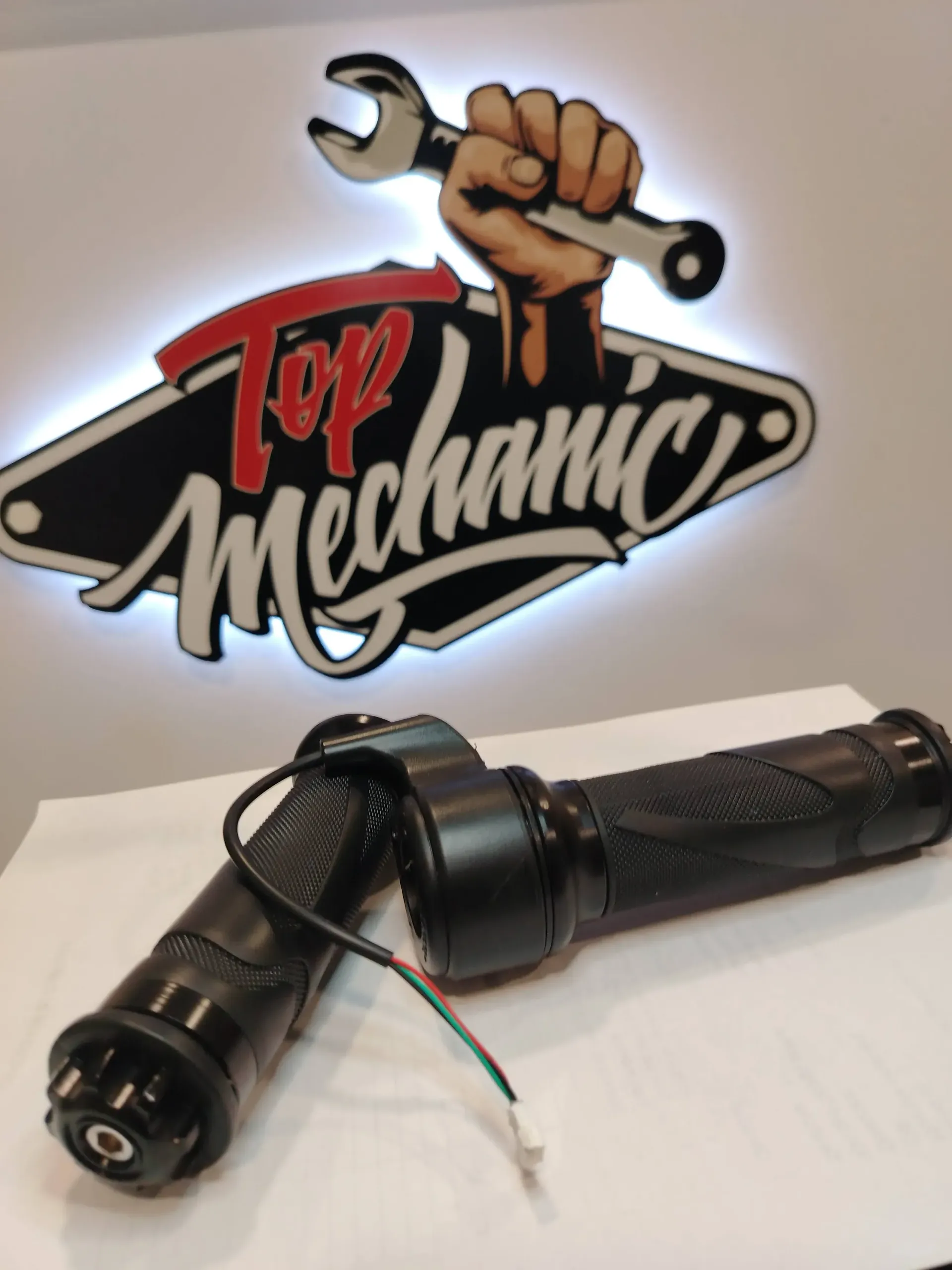 Un par de manillares están frente a un cartel que dice