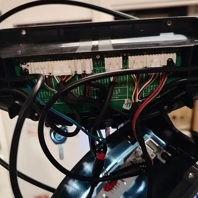 Un montón de cables están conectados a una computadora