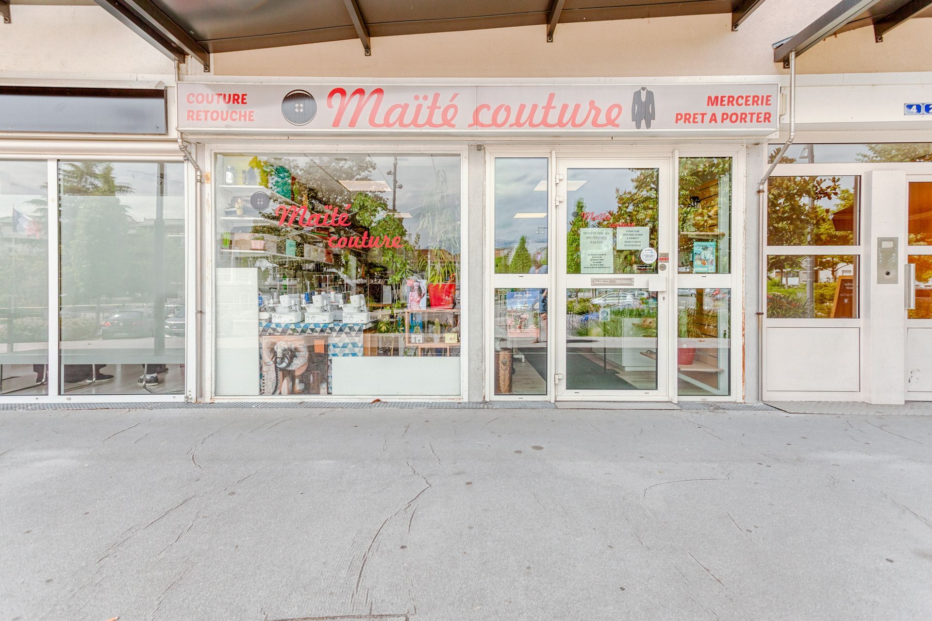 L'intérieur de la boutique de Maïté Couture.