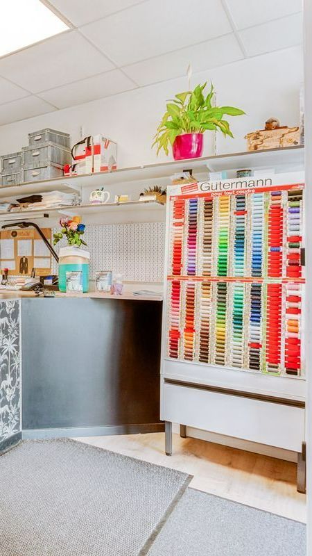 Une vitrine de bobines de fils.