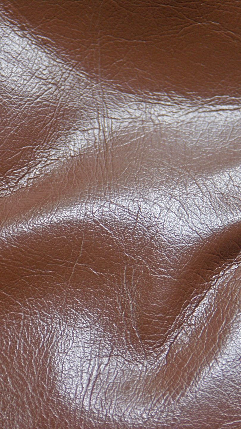 Du cuir marron clair.