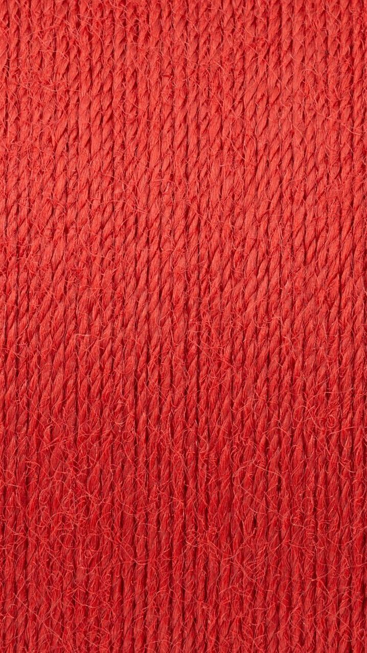 Une bobine de fils rouge vue de près.