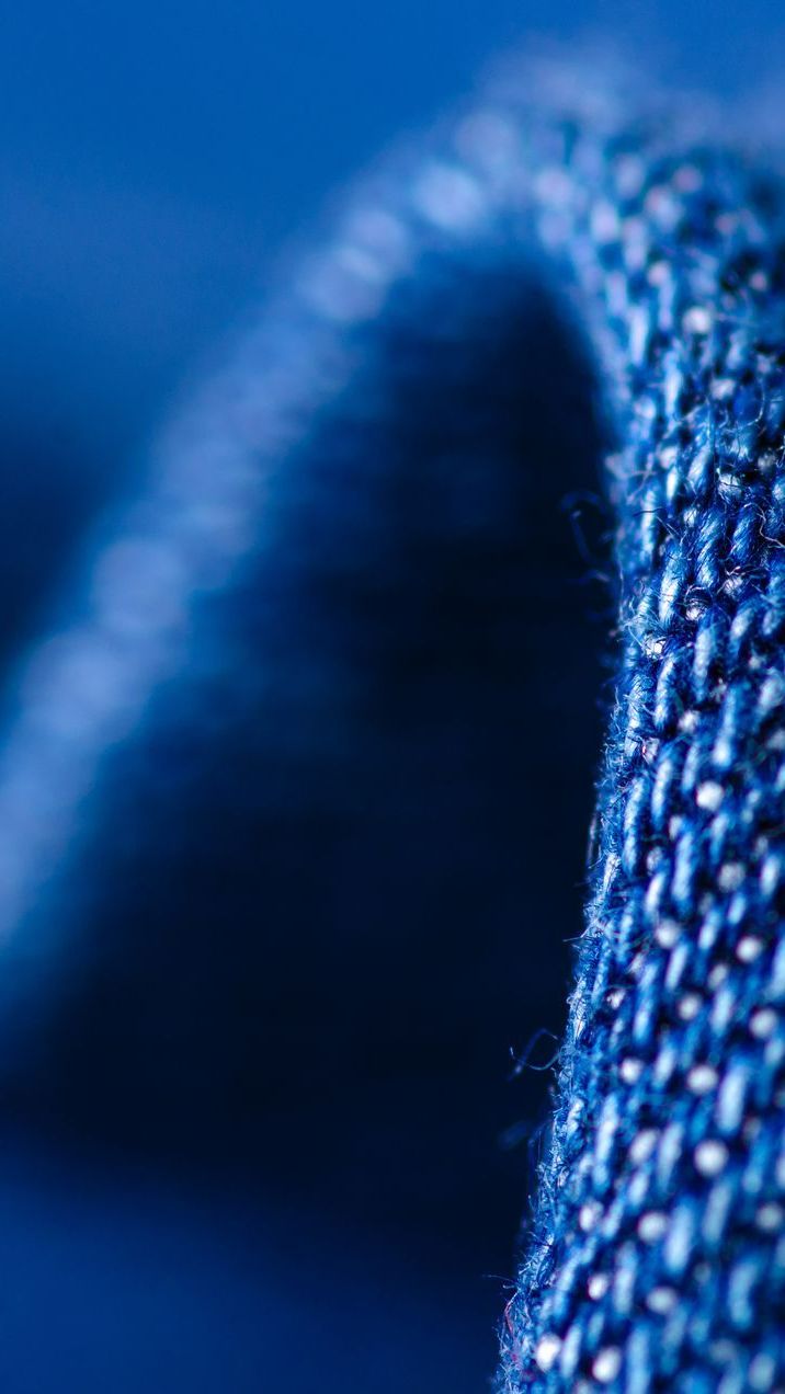 Un textile bleu vu de près.
