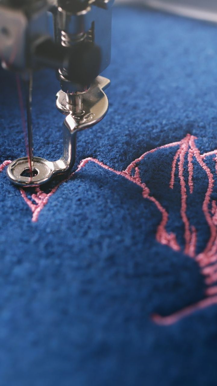 Un textile se faisant broder.