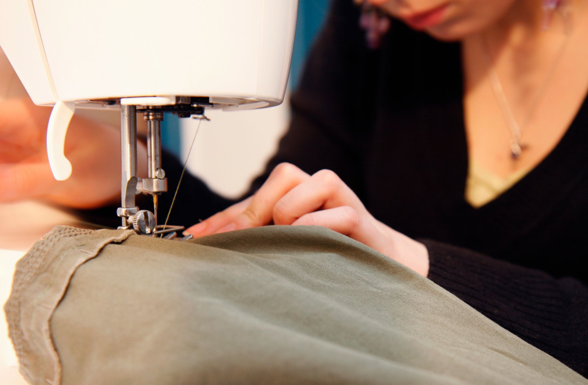 Une femme pratiquant la couture.