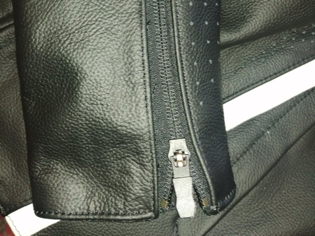 Un col de blouson en cuir.