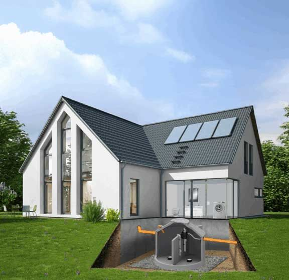 Ein Badezimmer mit Badewanne, Waschbecken, Spiegel und großen Fenstern.