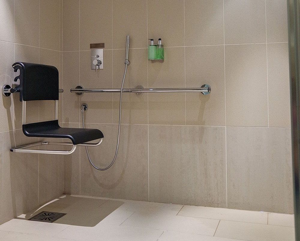 In der Dusche gibt es einen Stuhl mit Haltegriff.
