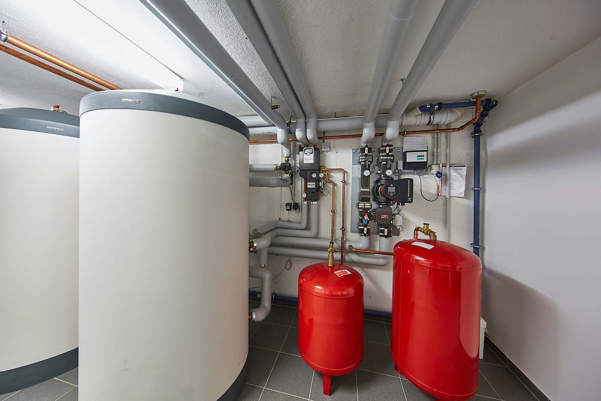 Ein Raum mit vielen roten Tanks und Rohren