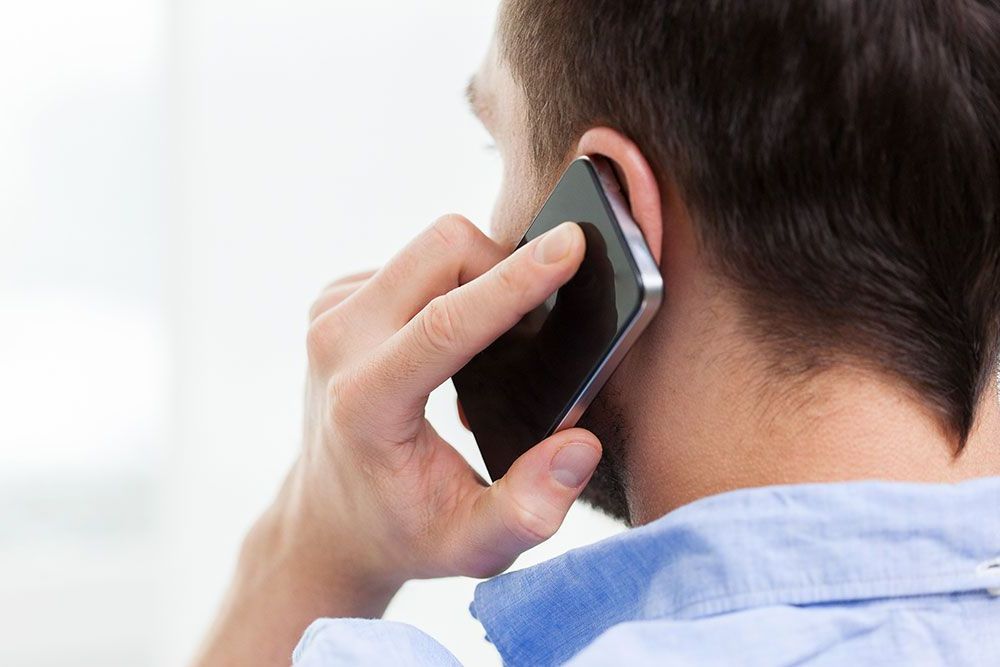 Ein Mann telefoniert mit einem Mobiltelefon.