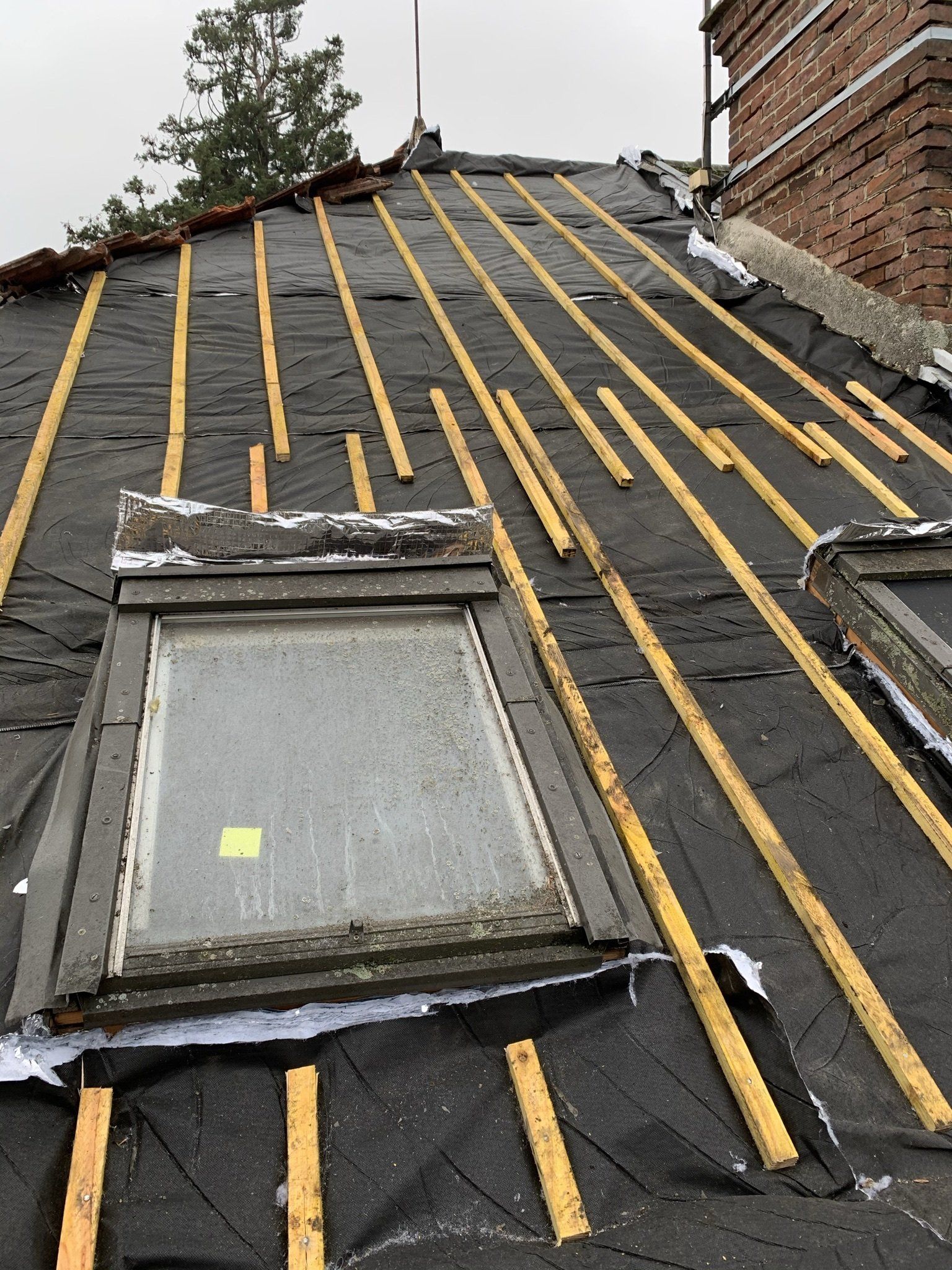 Pose de fenêtre de toit