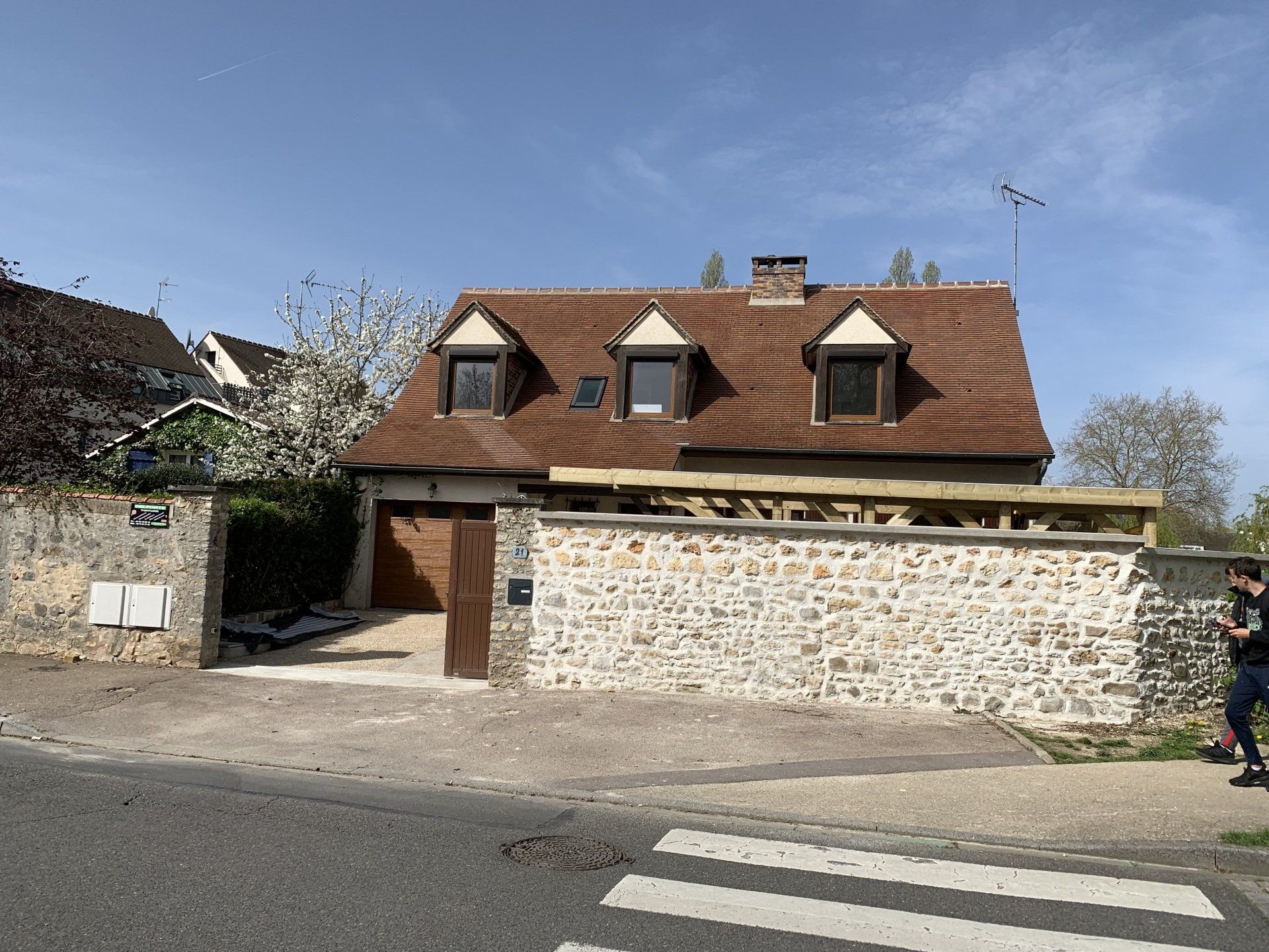 Maison derrière un muret en pierre