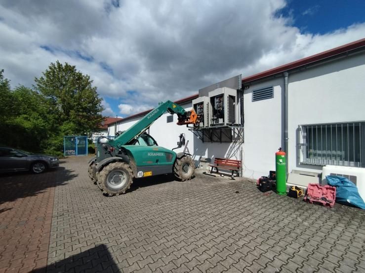 Klimaanlage in weiß wird installiert mit Fahrzeug