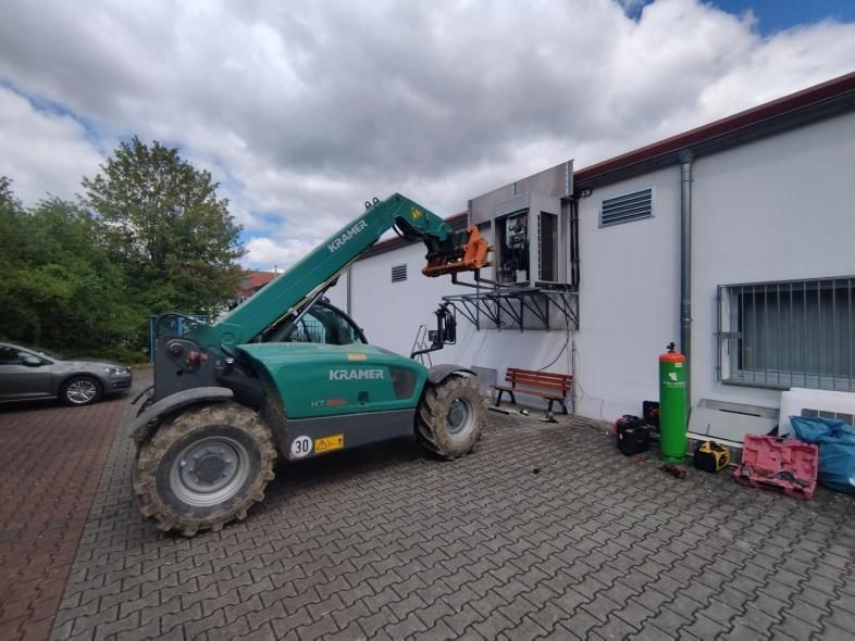 Klimaanlage in weiß wird installiert mit Fahrzeug