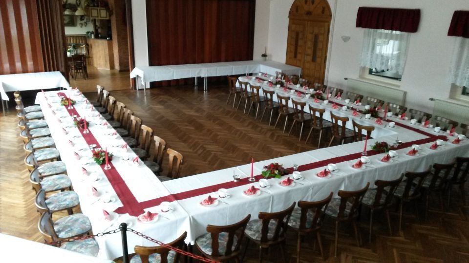 Festlich geschmückter Saal mit gedeckter Tafel