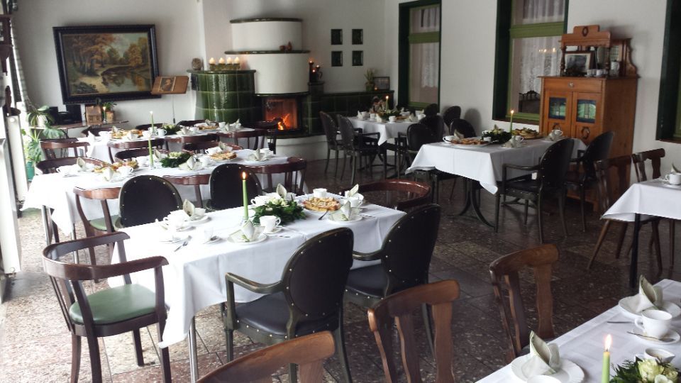 Gastraum bei Gaststätte Zur Tanne mit Tischen