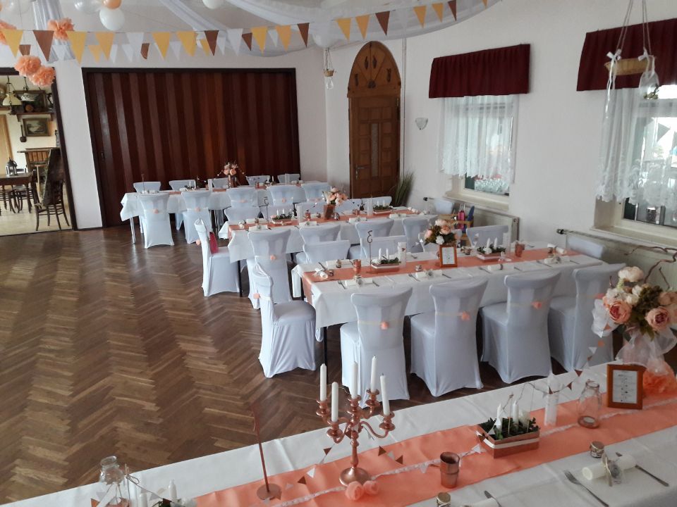 Restaurantbereich mit gedeckten Tischen und Stuhlhussen