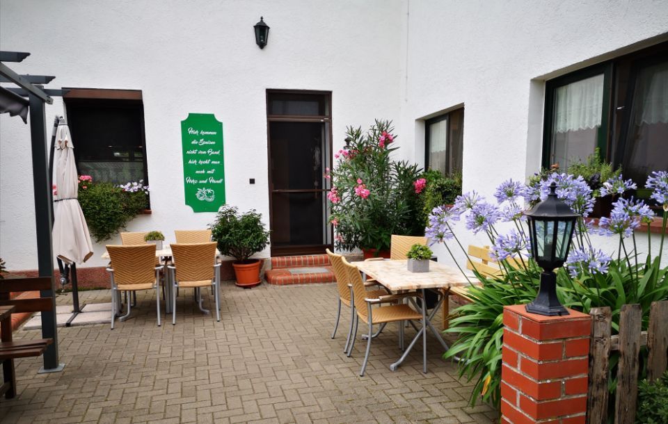 Außenbereich vom Restaurant mit Tischen und Pflanzen