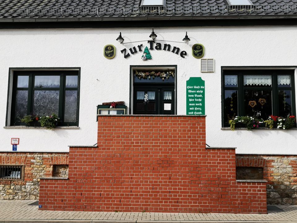 Gebäude von Gaststätte Zur Tanne von außen