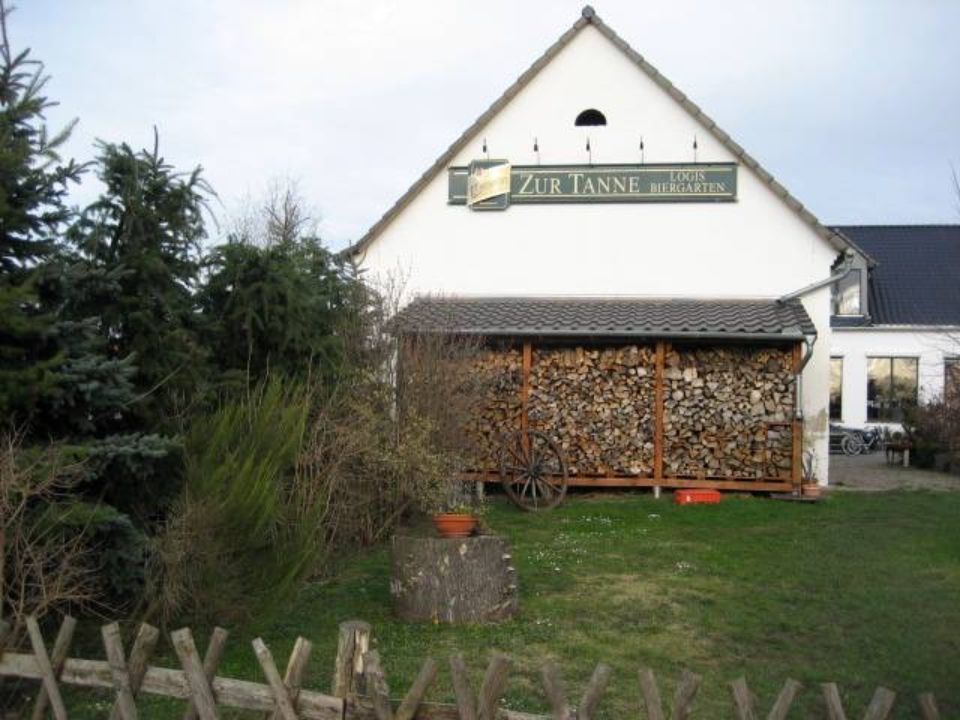 Gebäude von Gaststätte Zur Tanne mit Holz