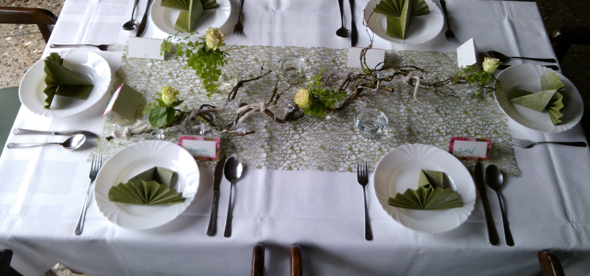 Gedeckter Tisch mit Blumenschmuck