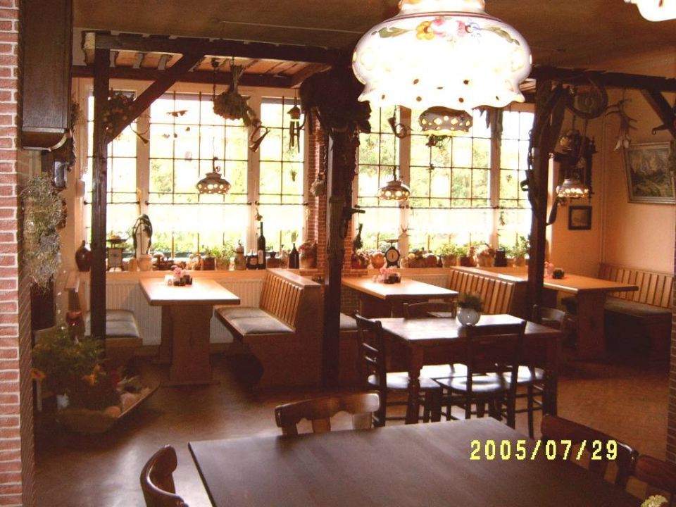 Tische im Restaurantbereich bei Gaststätte Zur Tanne