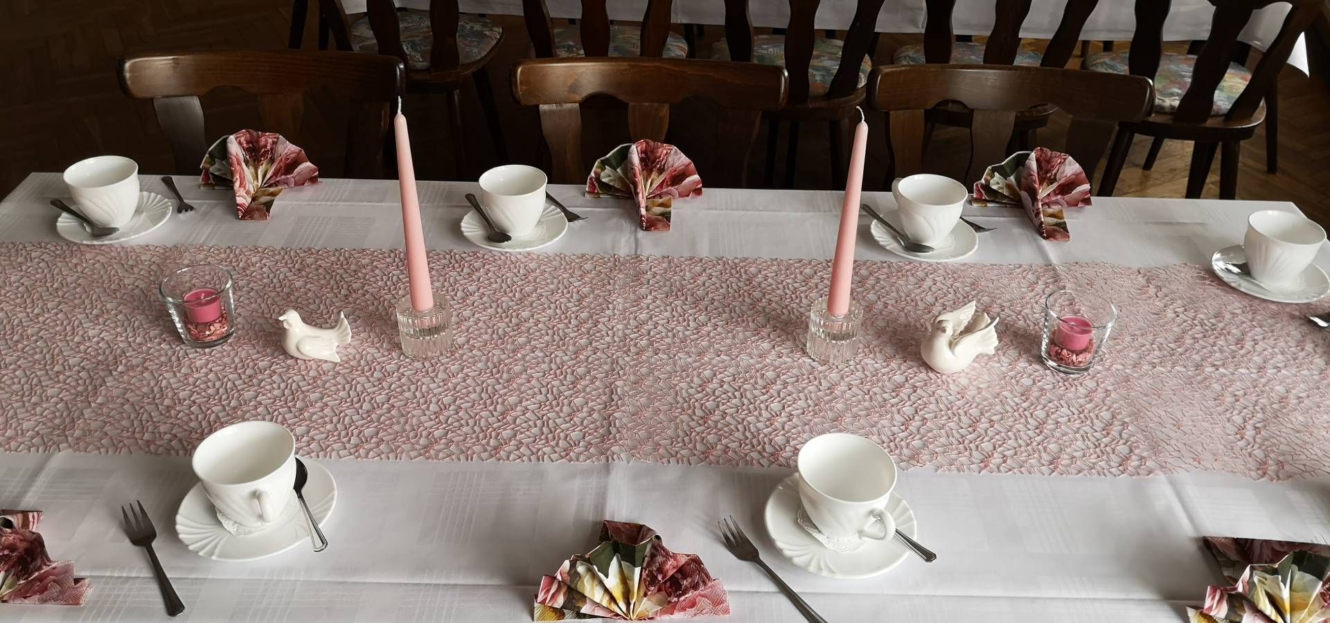 Gedeckter Tisch mit Tischdecke und -läufer und Kaffeegeschirr