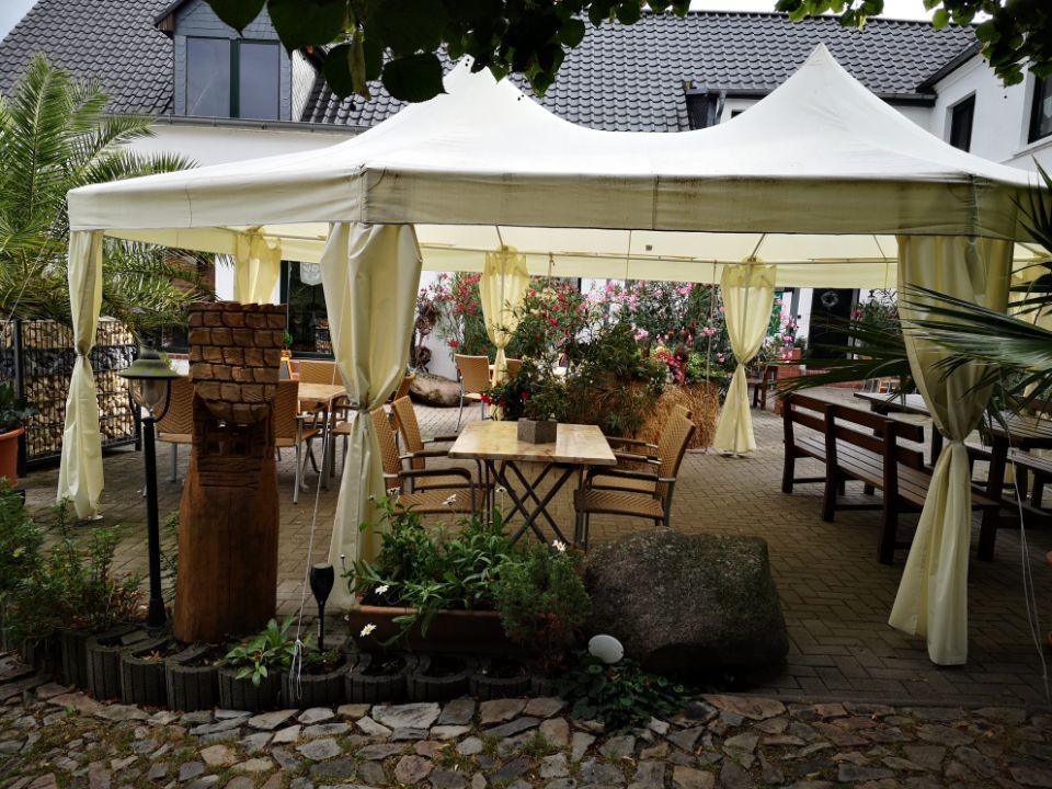 Außenbereich von Gaststätte Zur Tanne mit Pavillon