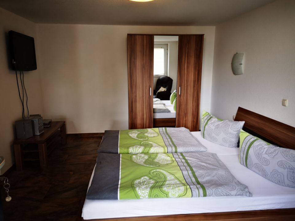 freundlich eingerichtetes Zimmer bei der Gaststätte Zur Tanne