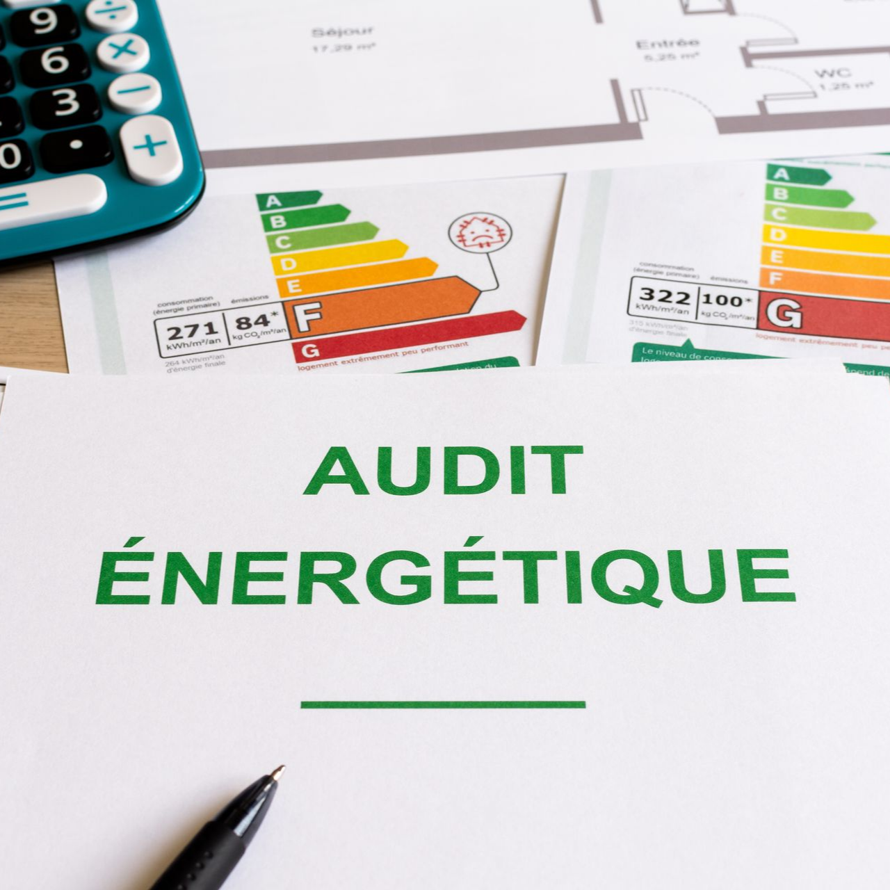 Des documents d'audit énergétique avec une calculatrice et un stylo sur une table.