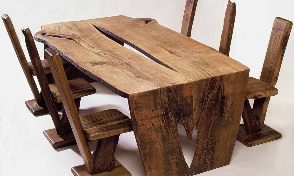 ein Holztisch und Stühle auf weißem Hintergrund