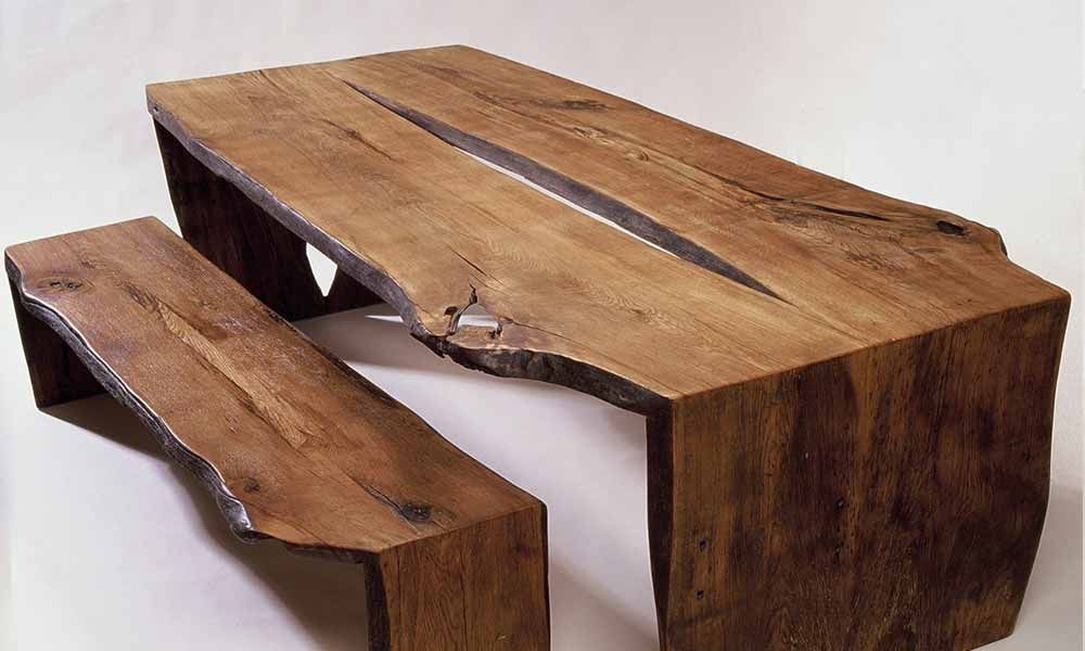 ein Holztisch mit einer Bank darauf