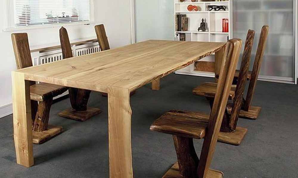 ein Holztisch und Stühle in einem Raum .