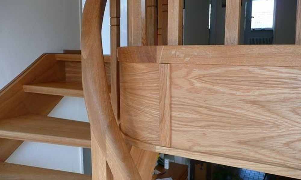 eine Nahaufnahme einer Holztreppe in einem Haus .