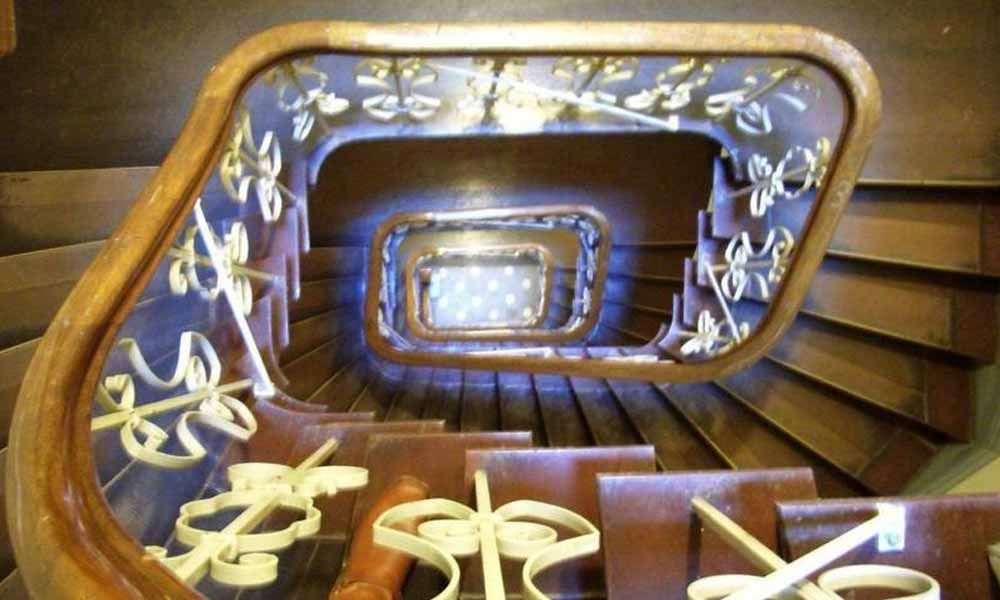 Die Treppe ist sehr steil und sieht aus wie eine Spirale .