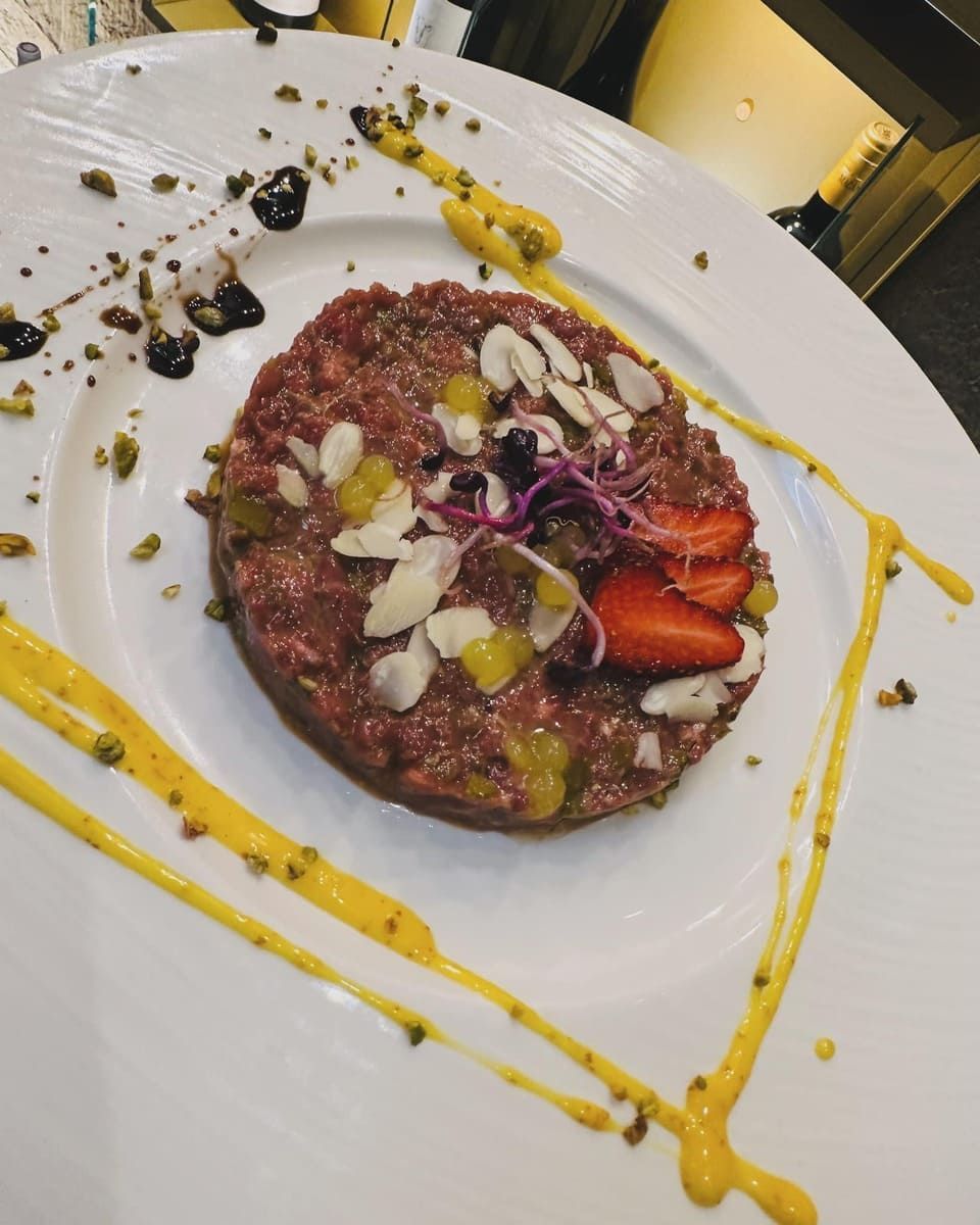 Un plato de comida con fresas y almendras encima.