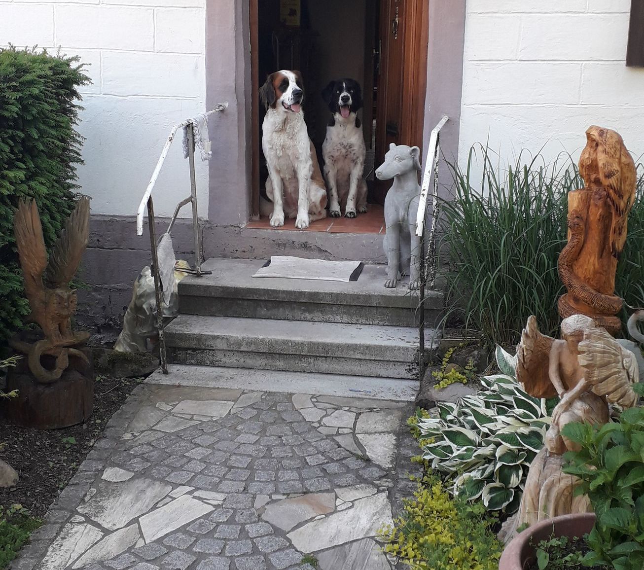 Holzskulpturen Vorgarten