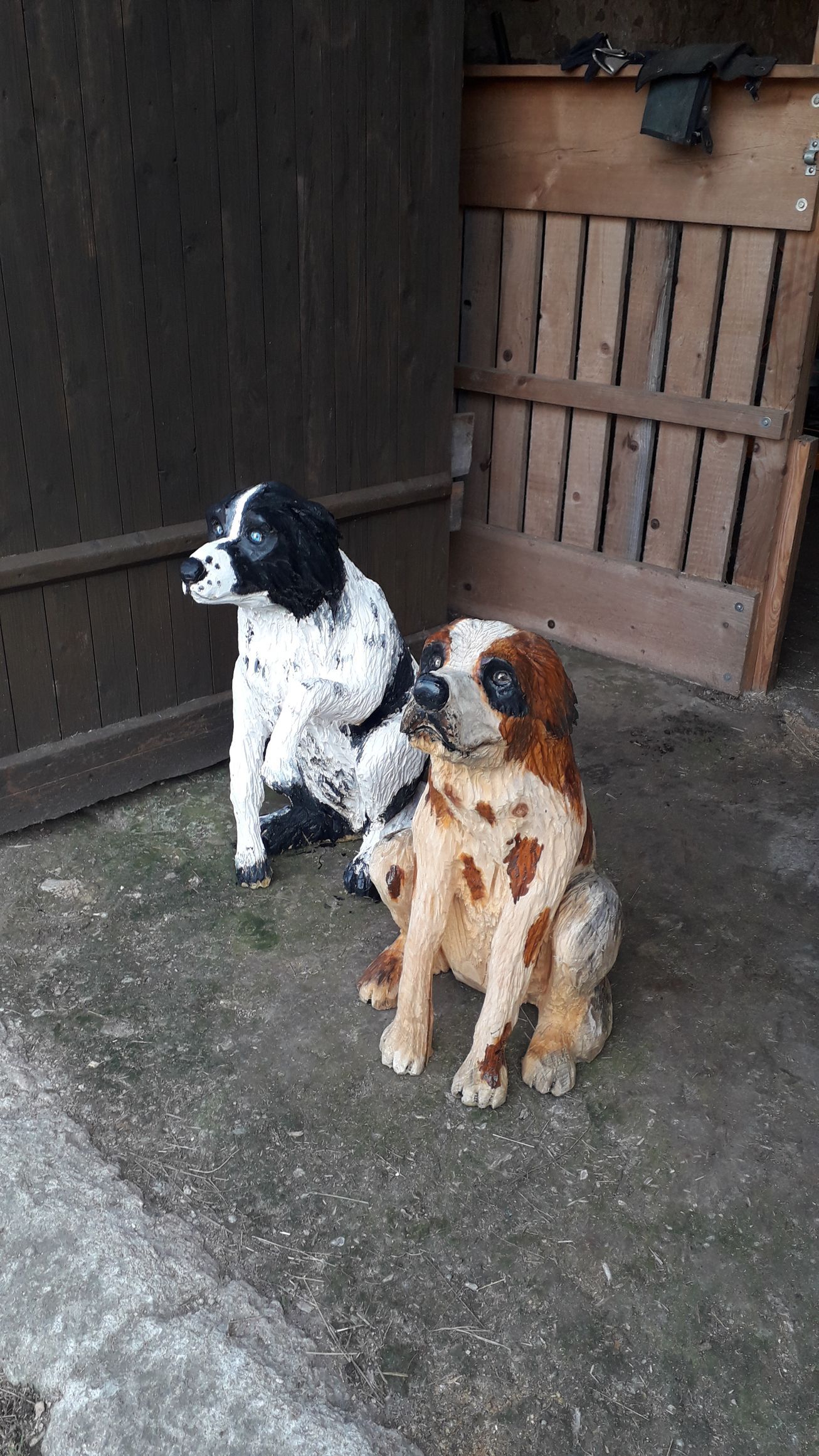 Holzskulptur Hunde