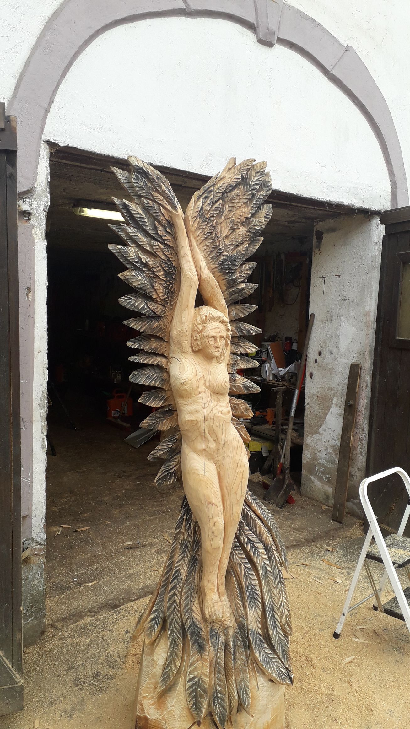 Holzskulptur Frau mit Federn