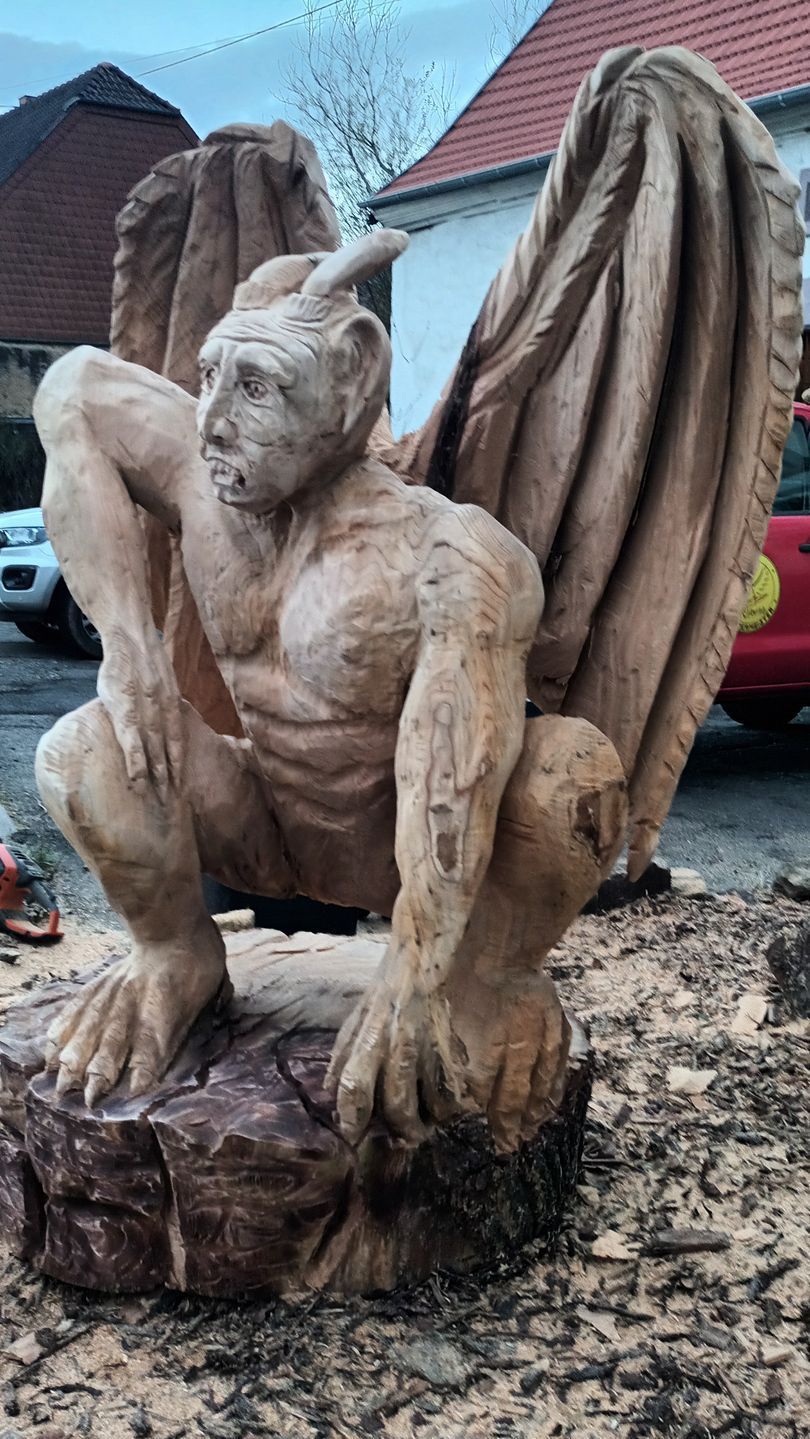 Holzskulptur Fantasiegestalt