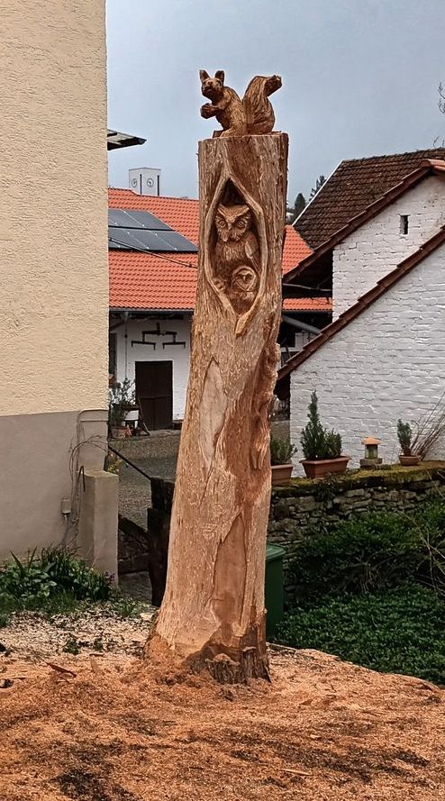 Holzskulptur Baumstamm mit Eulen und Eichhörnchen