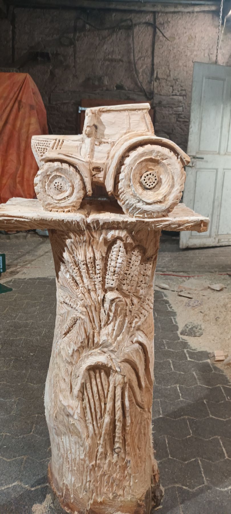 Holzskulptur Traktor