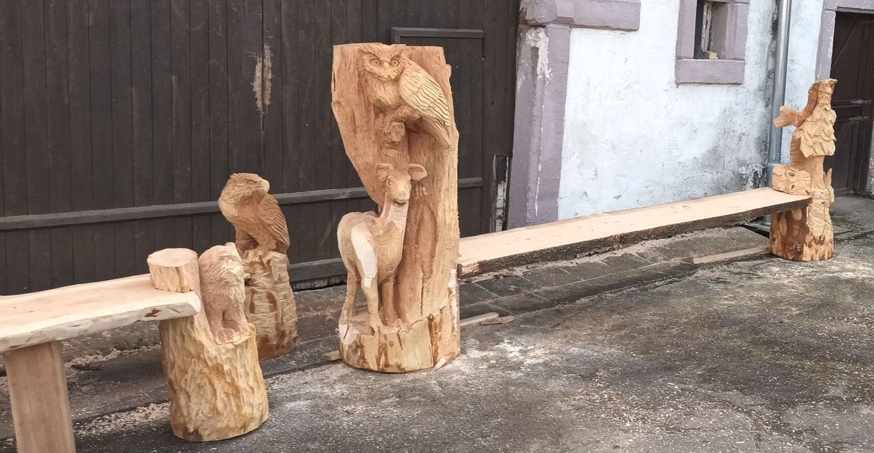 Holzskulptur Sitzbank