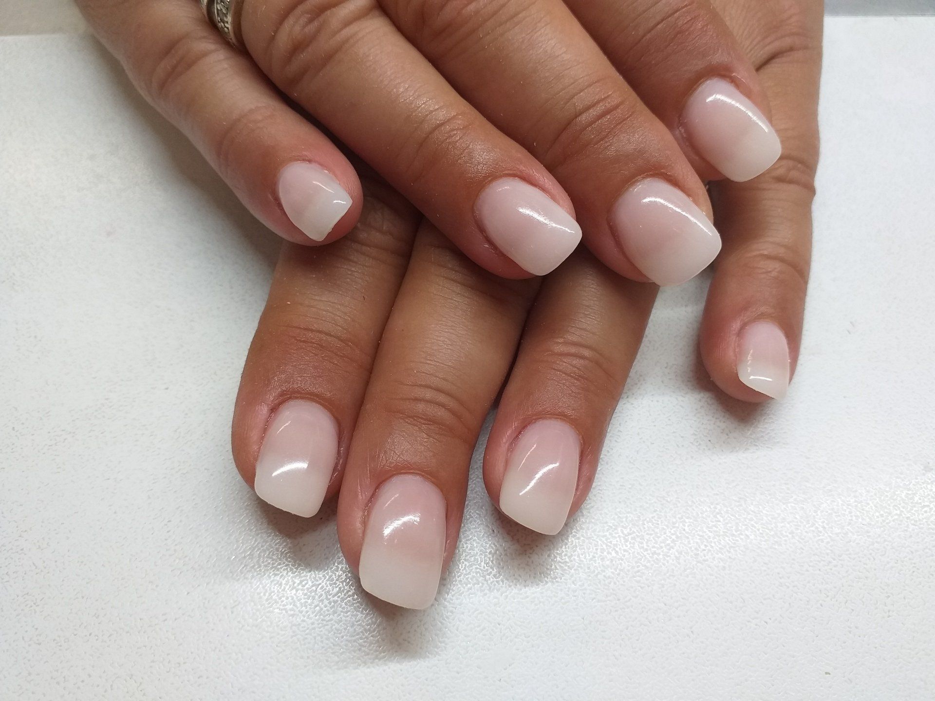 Ongles rose pâle