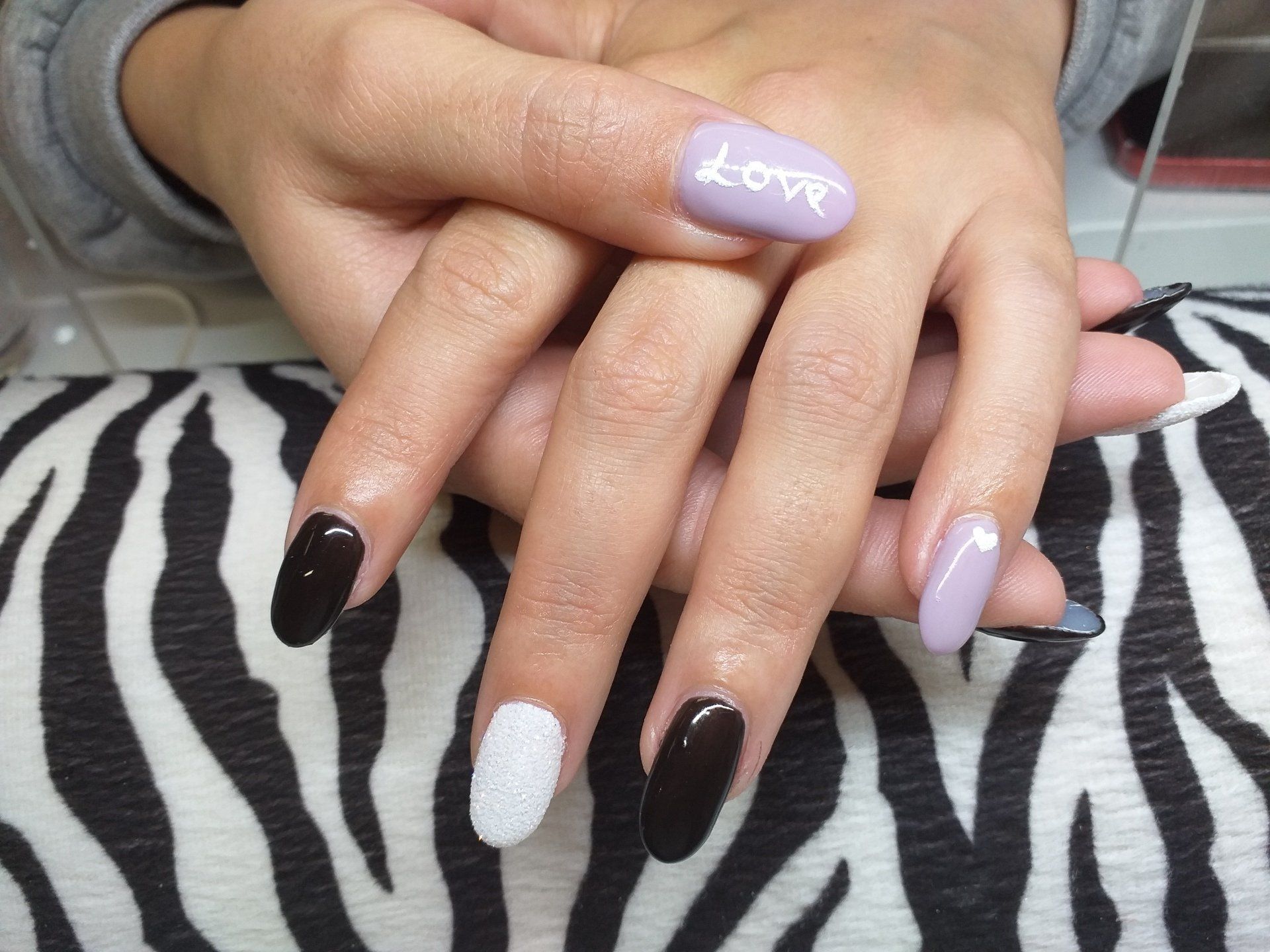 Ongles noirs et blancs