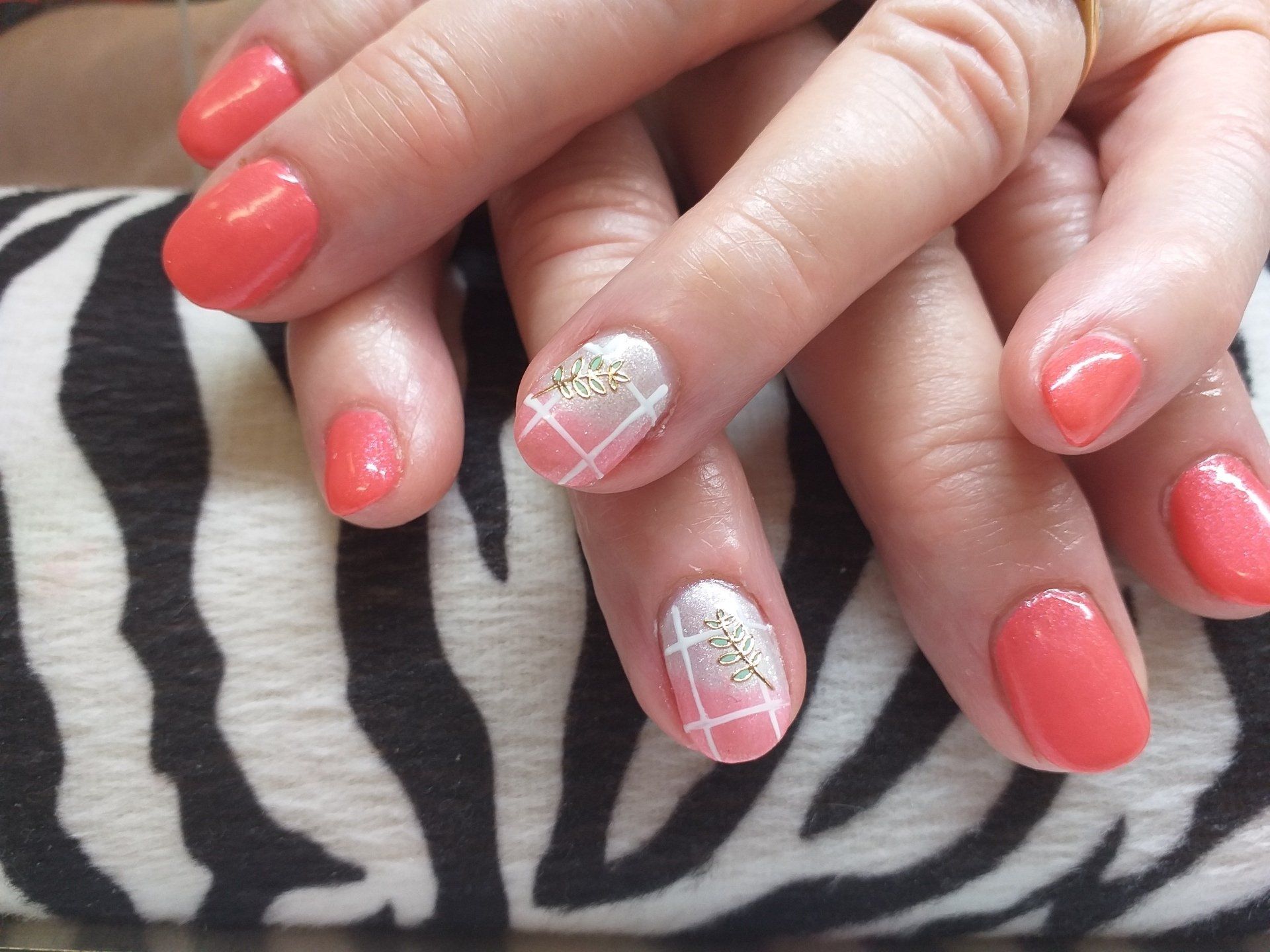 Ongles rose orangé