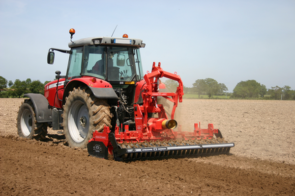 Engin agricole qui retourne la terre