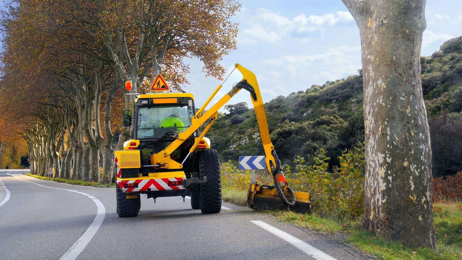 Débroussaillage d'un bord de route avec un engin professionnel