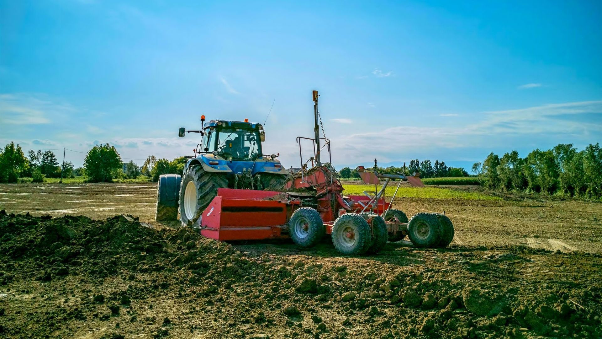 Machine qui sème des graines sur un terrain agricole